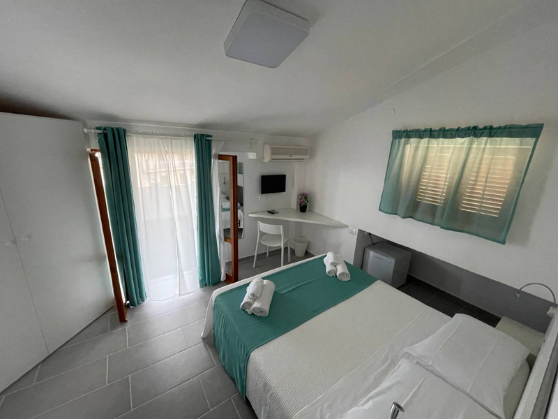 camera-matrimoniale-vista-mare-bed-breakfast-roseto-capo-spulico-calabria-evergreen