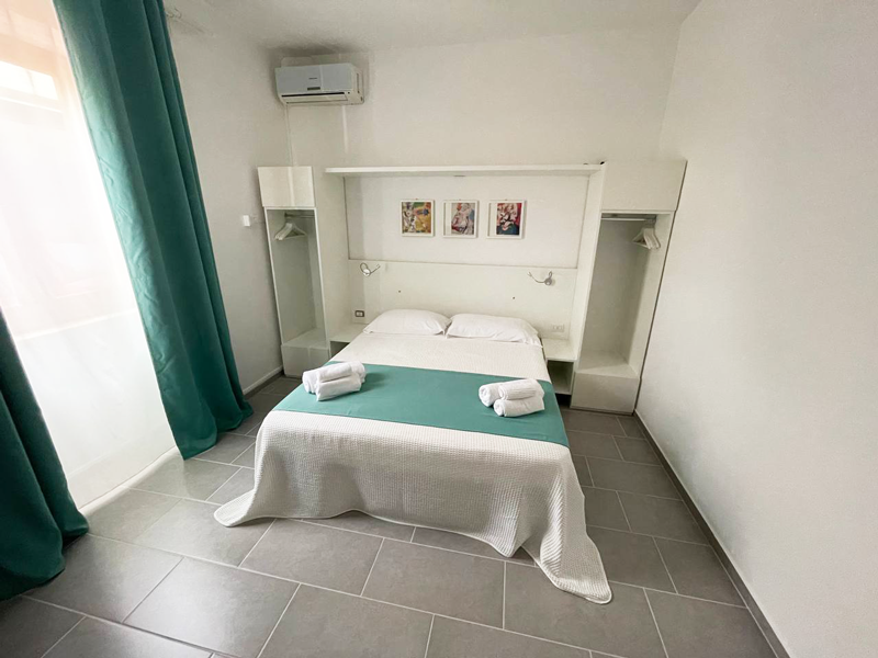 stanza-matrimoniale-balcone-bb-roseto-capo-spulico-calabria-evergreen