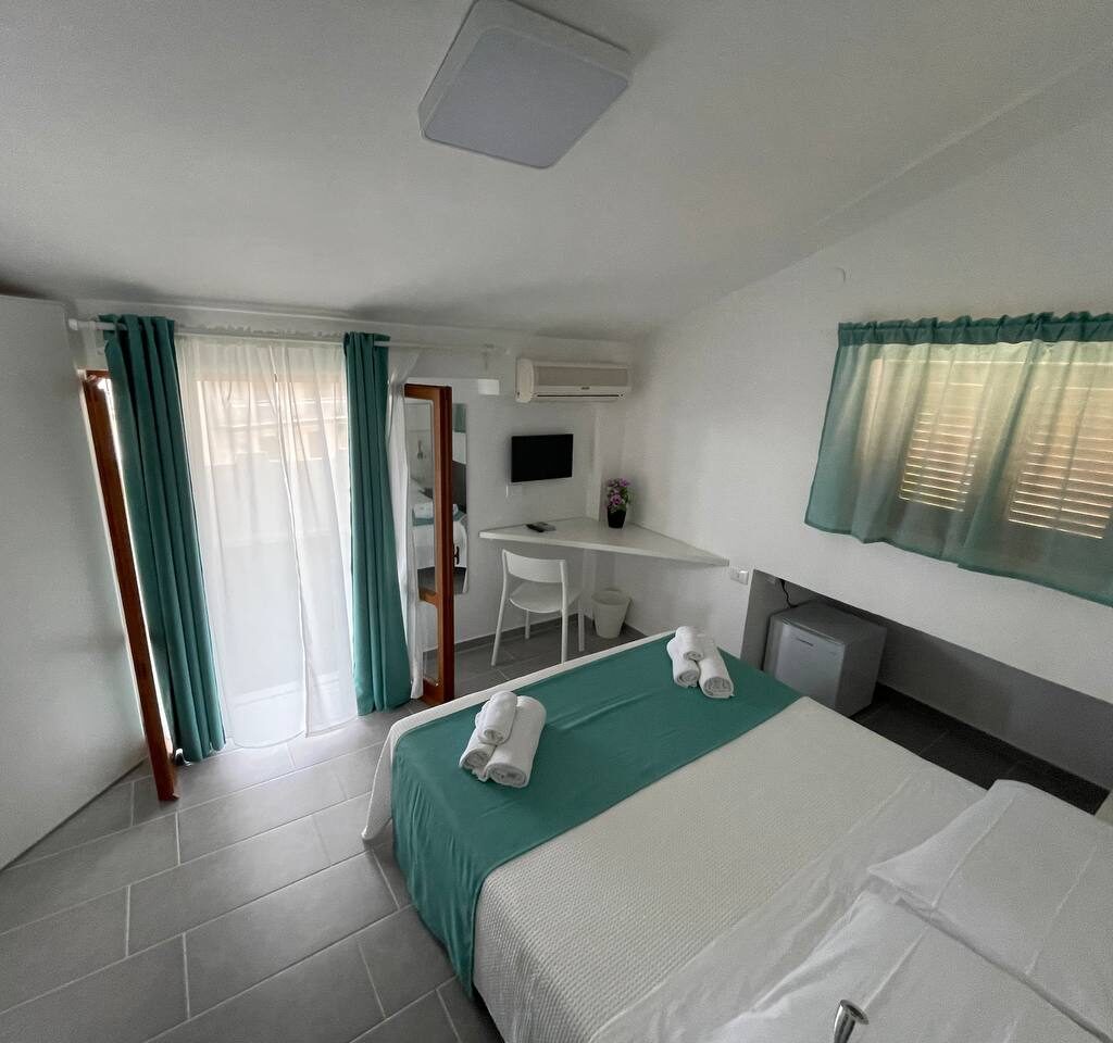 camera-matrimoniale-hotel-bb-roseto-capo-spulico-calabria-evergreen